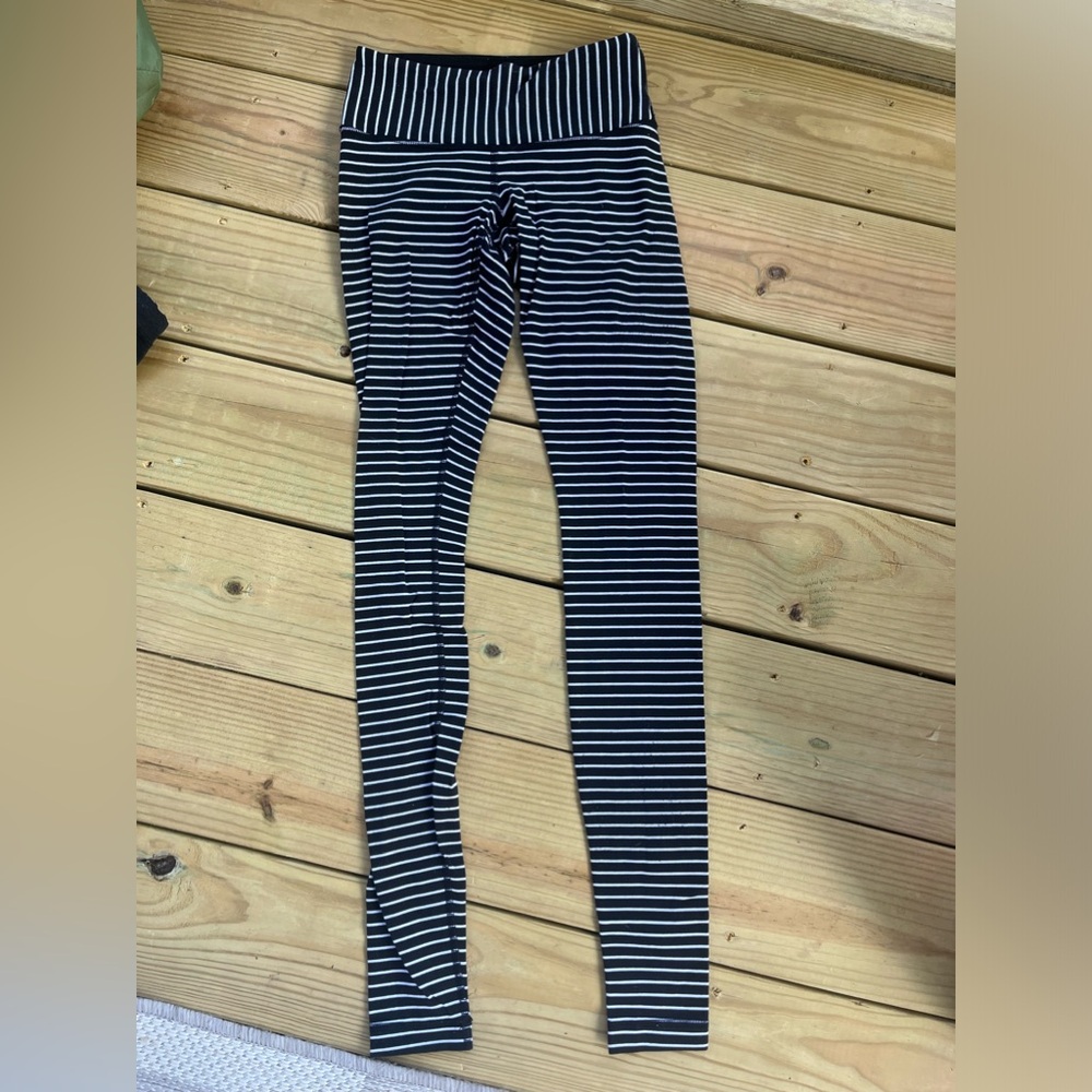 Lululemon size 2 black & white leggings